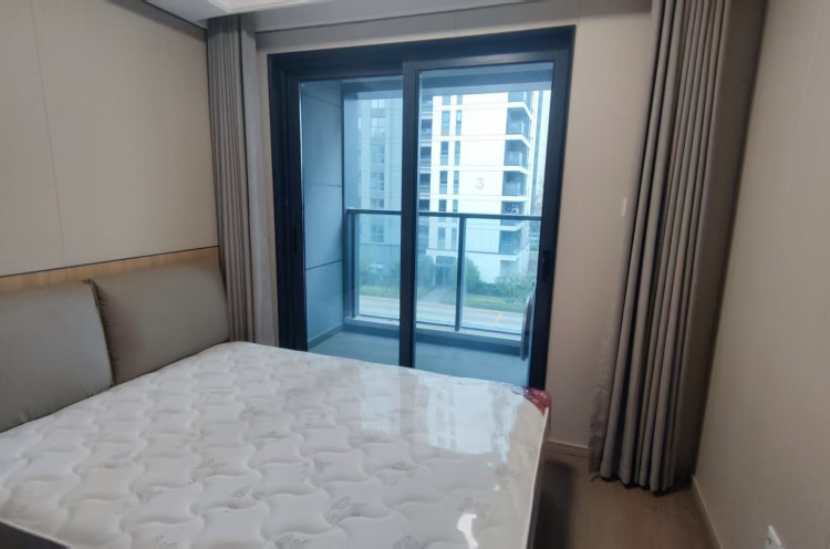 西藏南路地铁站，两房两卫国企房东，千套出租
